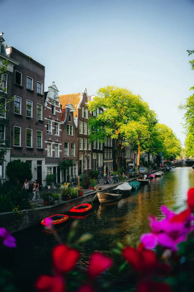 Amsterdam’da kanal boyunca sıralanan tarihi evler ve tekneler