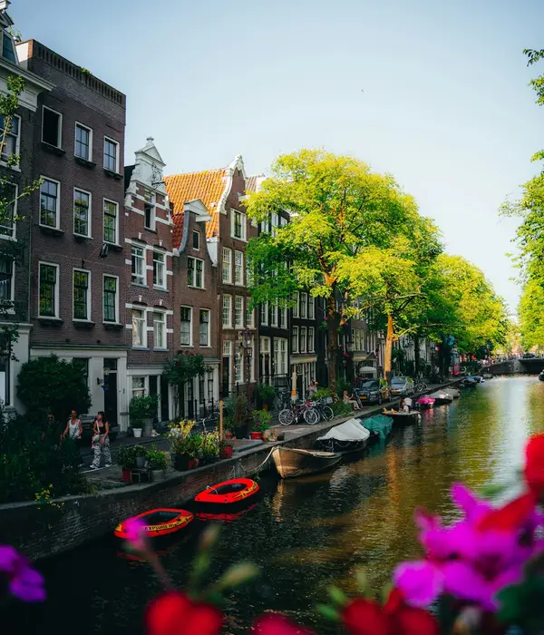 Amsterdam’da kanal boyunca sıralanan tarihi evler ve tekneler