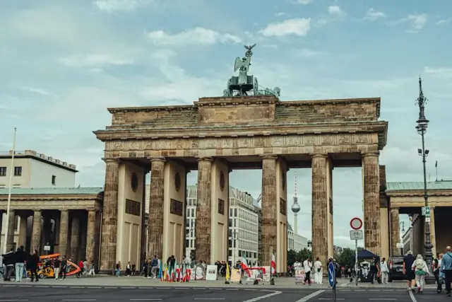 Berlin’de Brandenburg Kapısı ve çevresindeki kent yaşamı