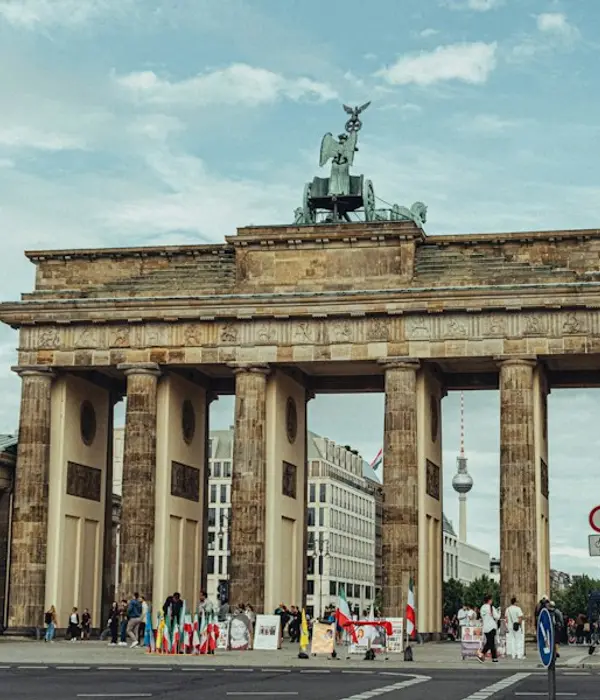 Berlin’de Brandenburg Kapısı ve çevresindeki kent yaşamı