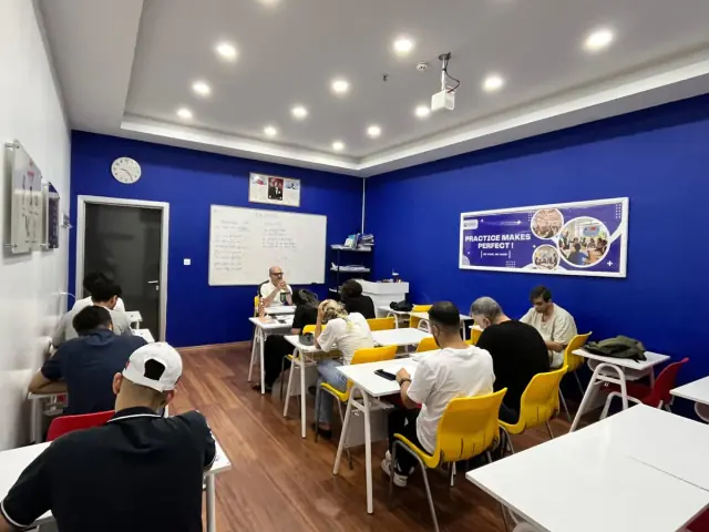 Gaziantep GaziDil’de sınıf içinde ders çalışan yetişkin öğrenciler ve eğitmen