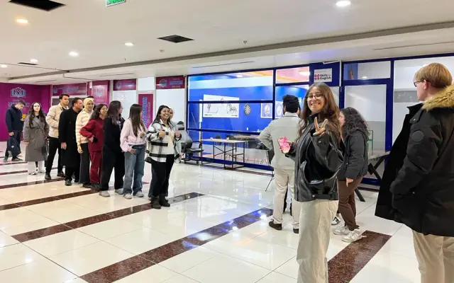 GaziDil merkezinin girişinde bir araya gelen öğrenciler