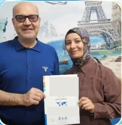 GaziDil’de ÖSD A1 sertifikasıyla fotoğraf çektiren öğrenci, 1. kare