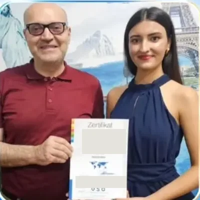GaziDil’de ÖSD A1 sertifikasıyla fotoğraf çektiren öğrenci, 3. kare