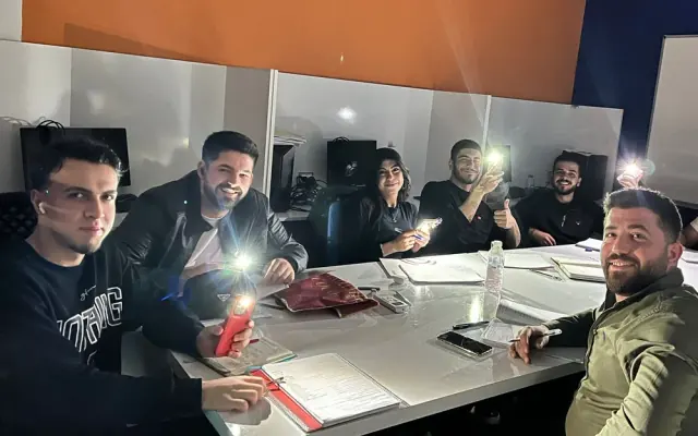 GaziDil’in bilgisayarlı sınıfında masalar çevresinde bir araya gelen öğrenciler