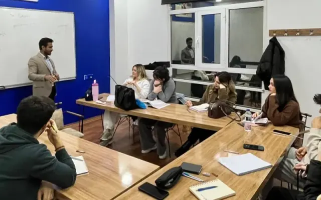 GaziDil sınıfında tahta önünde anlatım yapan eğitmeni dinleyen öğrenciler