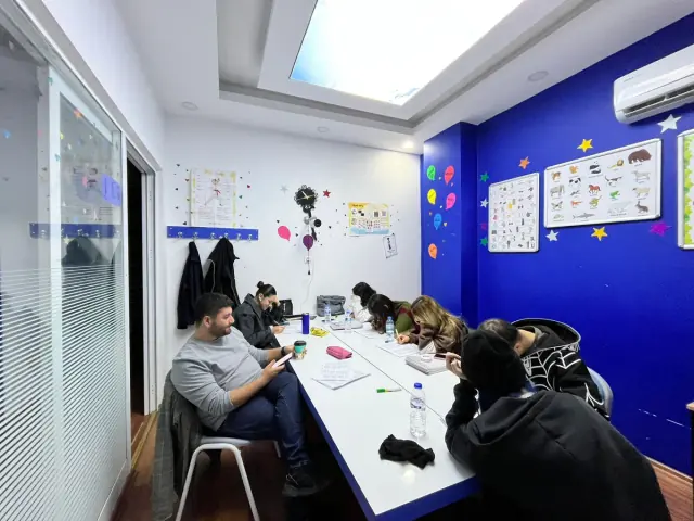 GaziDil’in Gaziantep Şahinbey’deki sınıfında masa etrafında yapılan dil çalışması