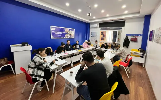GaziDil’in Gaziantep’teki sınıfında çalışma kâğıtlarıyla ders yapan öğrenciler