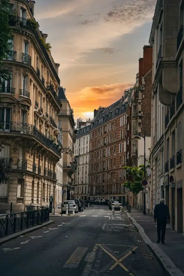 Paris’te gün batımı ışığındaki tarihi binalar ve bir sokak