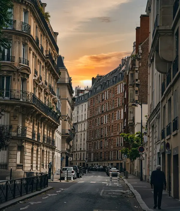 Paris’te gün batımı ışığındaki tarihi binalar ve bir sokak